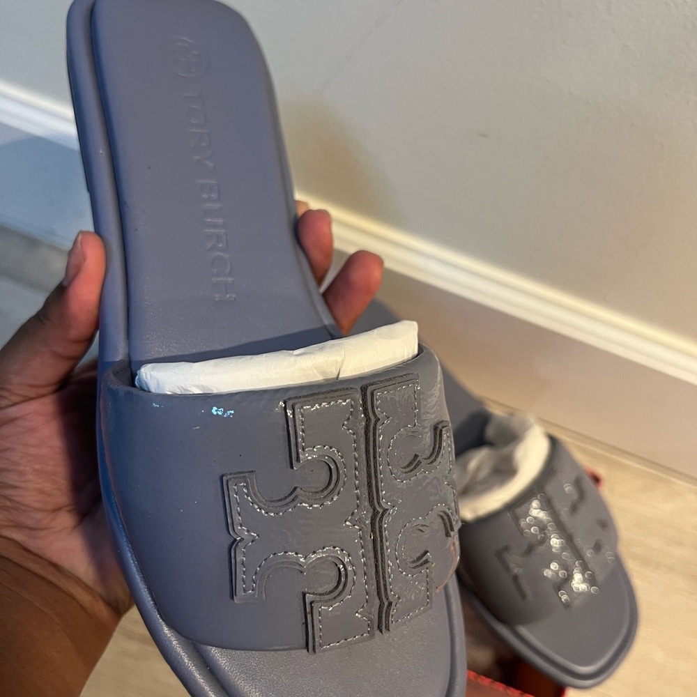 Tory Burch Patent Gray Double-T Slide Sandals - Picture 3 of 5